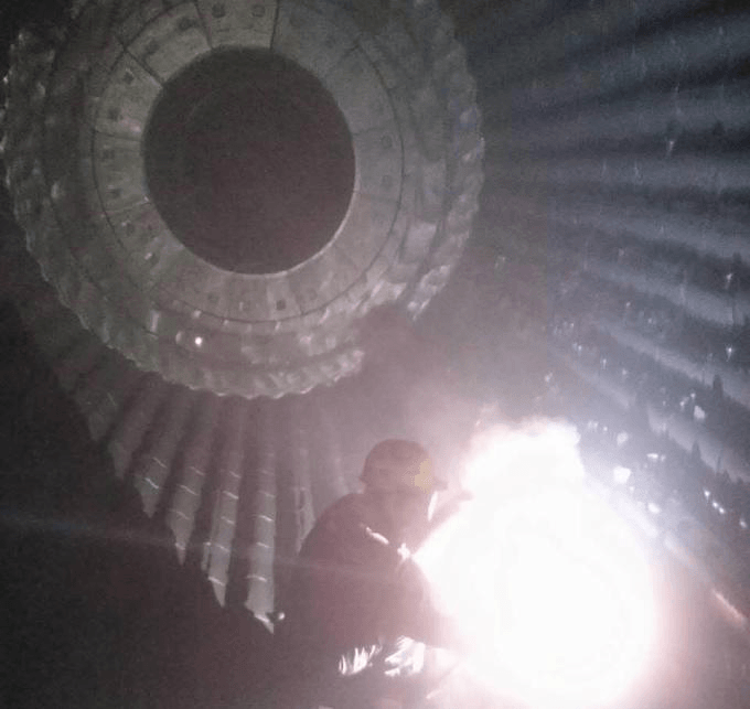 球磨機(jī)安裝焊接現(xiàn)場|江河機(jī)械