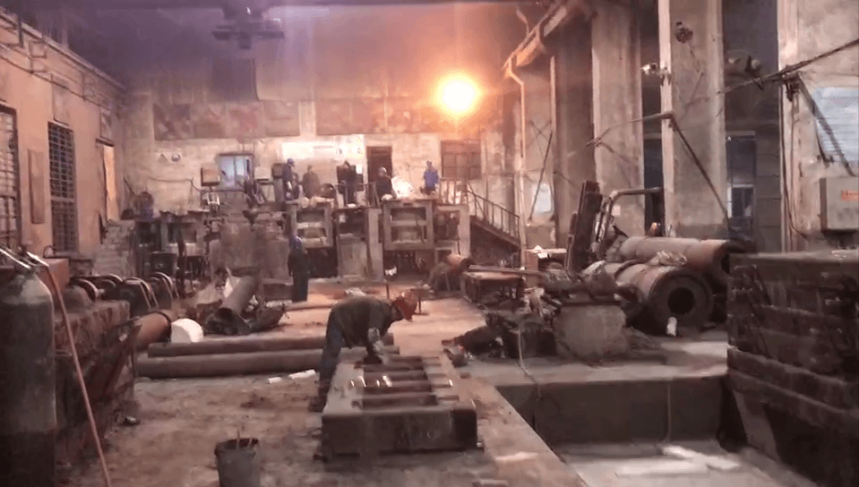 夜已很深了，江蘇江河機械生產(chǎn)車間依舊一片繁忙景象