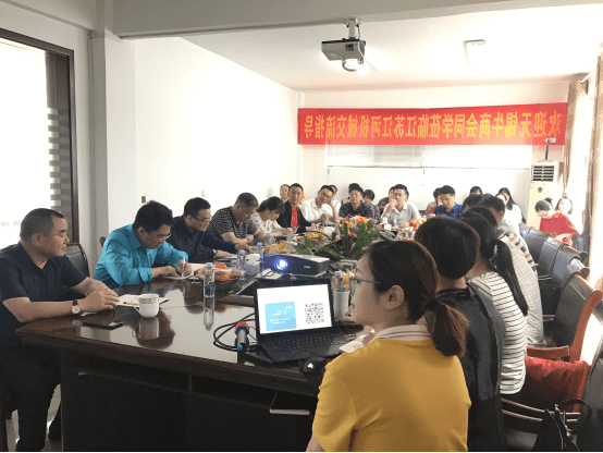 企業(yè)家本在認真記錄