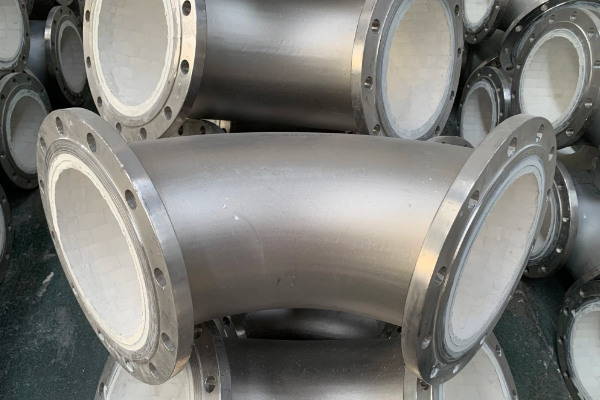 在工業(yè)生產(chǎn)中，物料輸送管道常常面臨磨損、腐蝕和高溫等復(fù)雜工況的挑戰(zhàn).為了滿足這些苛刻條件,物料管304管道+95氧化鋁陶瓷的組合應(yīng)運(yùn)而生...