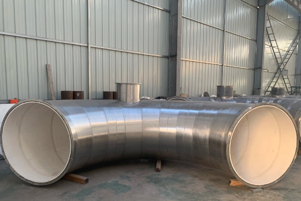 在工業(yè)生產(chǎn)中，物料輸送管道常常面臨磨損、腐蝕和高溫等復(fù)雜工況的挑戰(zhàn).為了滿足這些苛刻條件,物料管304管道+95氧化鋁陶瓷的組合應(yīng)運(yùn)而生...